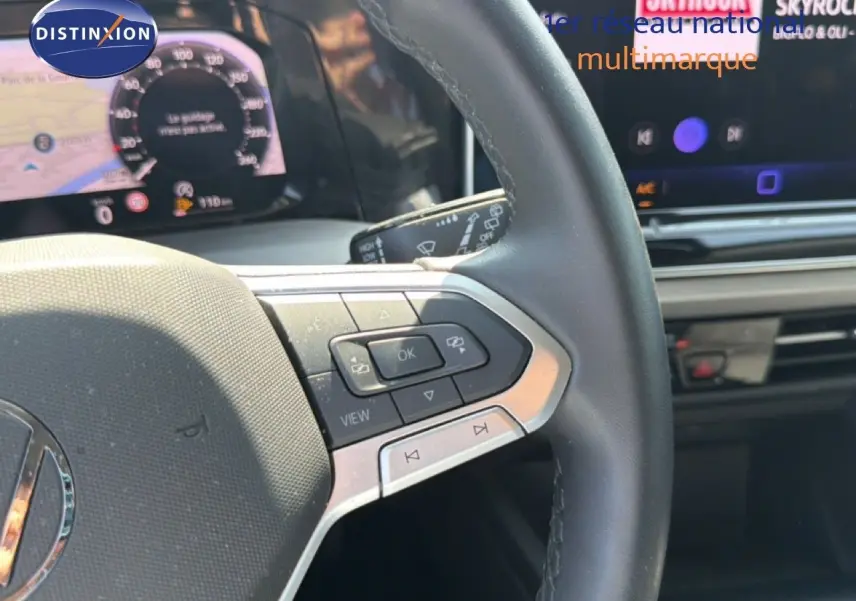 Vue rapprochée du volant et du tableau de bord numérique de la Volkswagen Golf SW 1.5 TSI Evo2 116ch, intérieur gris noir.