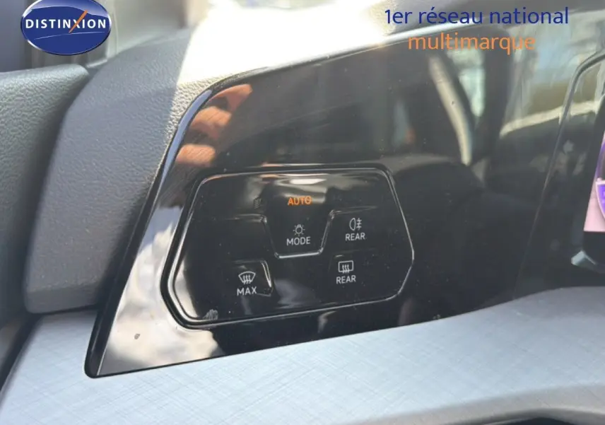 Gros plan sur les commandes d’éclairage automatiques et de dégivrage arrière dans l’habitacle d’une Volkswagen Golf SW 2026.