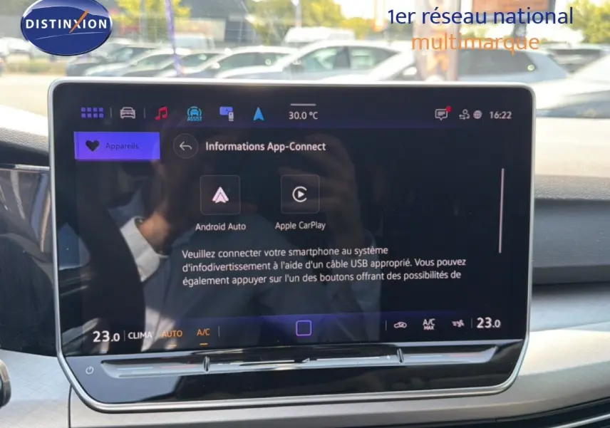 Écran tactile central affichant la connectivité smartphone dans l’habitacle d’une Volkswagen Golf SW 2026.