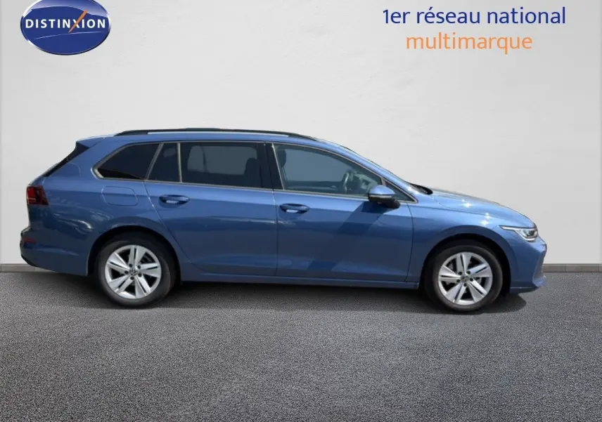 Vue de profil côté gauche d'une Volkswagen Golf SW 1.5 TSI Evo2 bleu Anemone, break compact à cinq portes.