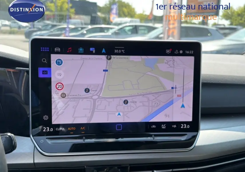 Vue intérieure centrée sur l'écran tactile du système de navigation d'une Volkswagen Golf SW bleu Anemone, année 2026.