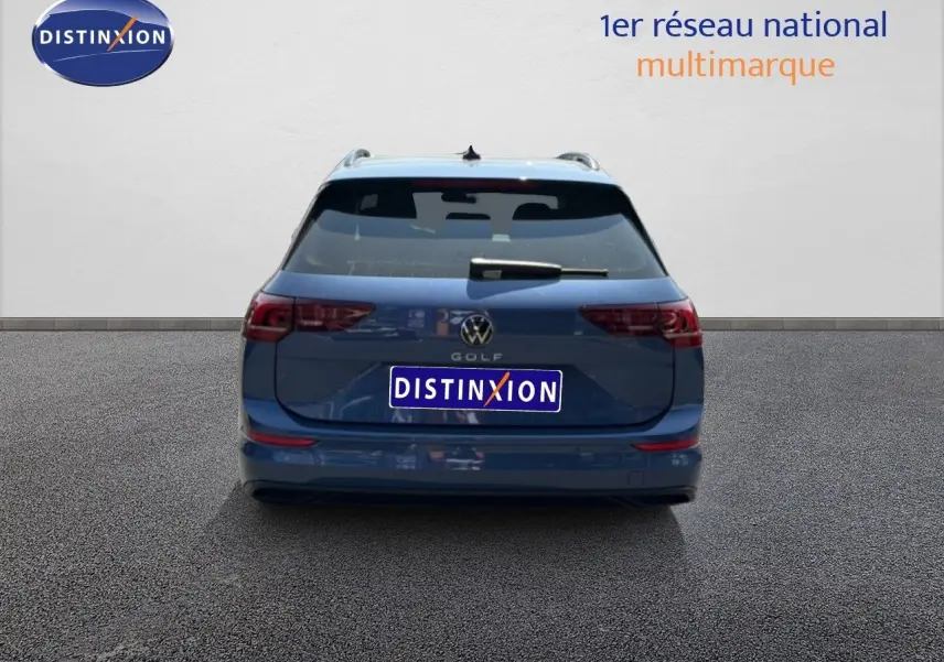 Vue arrière d'une Volkswagen Golf SW 1.5 TSI Evo2 bleu Anemone, avec hayon fermé et feux arrière allongés.