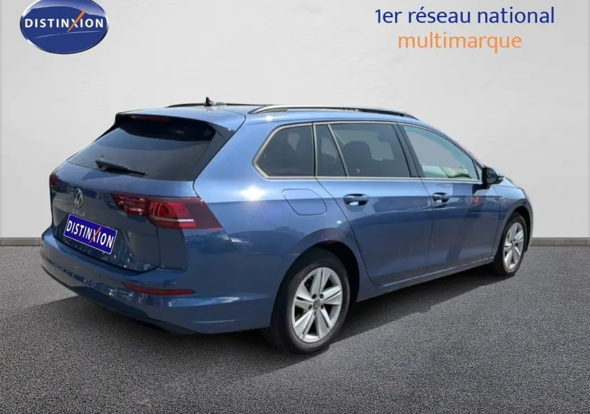 Vue 3/4 arrière droite d'une Volkswagen Golf SW bleu Anemone avec jantes alliage et vitres teintées.