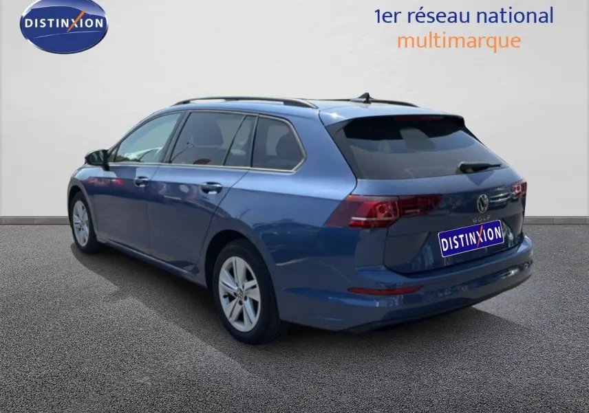 Volkswagen Golf SW bleu Anemone vue 3/4 arrière droit, mettant en valeur son design compact et ses feux arrière LED.