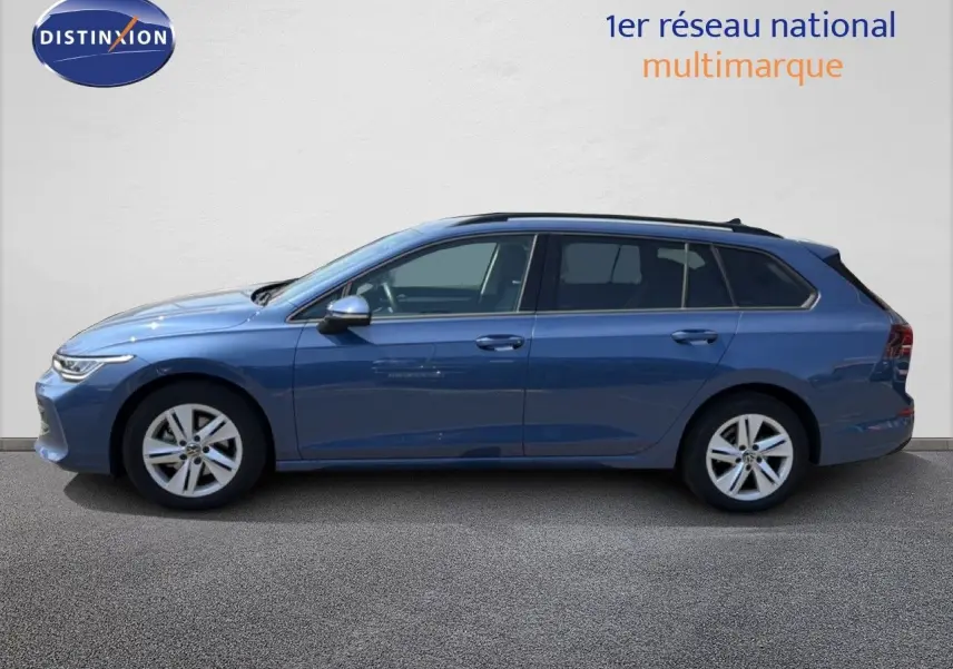 Vue de profil côté gauche d'une Volkswagen Golf SW 1.5 TSI Evo2 bleu Anemone, break compact à cinq portes.