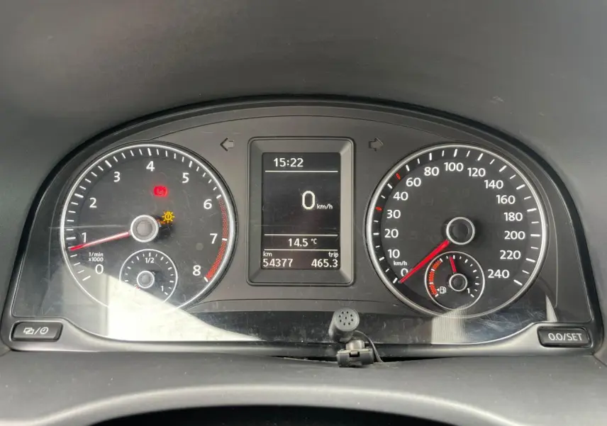 Tableau de bord noir du Volkswagen Caddy 2014 affichant vitesse, compte-tours et température extérieure à 15h22.