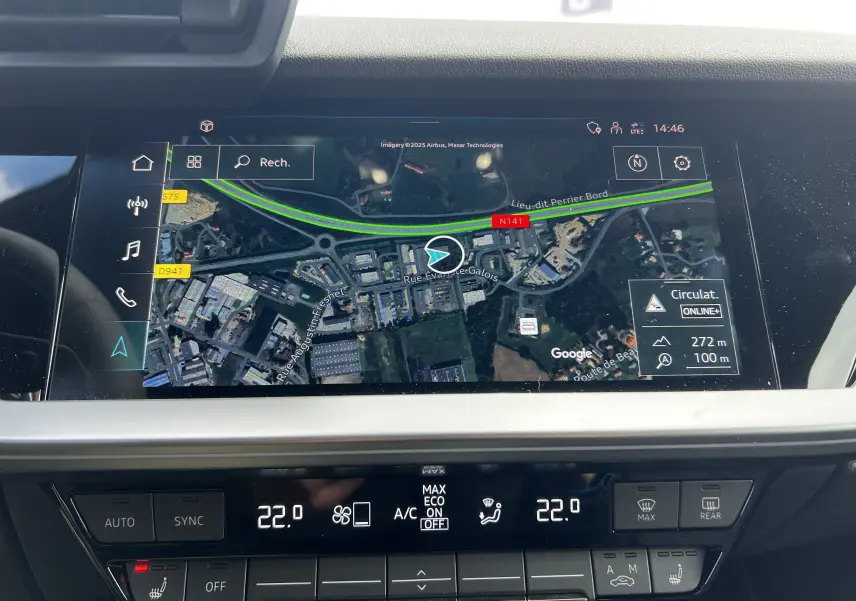 Écran tactile central de l’Audi RS3 Sportback 2022 affichant la navigation GPS et la climatisation à 22°C.