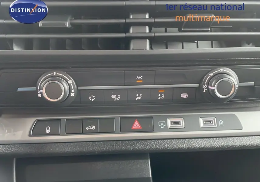 Tableau de bord du Peugeot Expert Fourgon blanc 2025, zoom sur commandes climatisation et boutons fonctionnels.