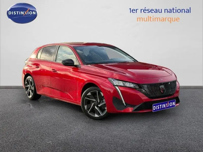 Peugeot 308 Rouge Elixir vue 3/4 avant droit, avec calandre noire distinctive et jantes alliage modernes.