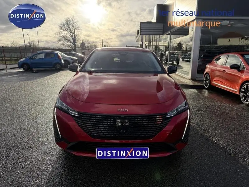 Peugeot 308 2024 Rouge Elixir vue de face, mettant en valeur la calandre noire et les feux LED fins.