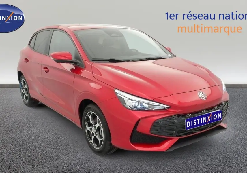 Vue 3/4 avant d'une MG3 1.5 L Hybrid+ rouge Diamond avec jantes alliage et phares LED allumés.