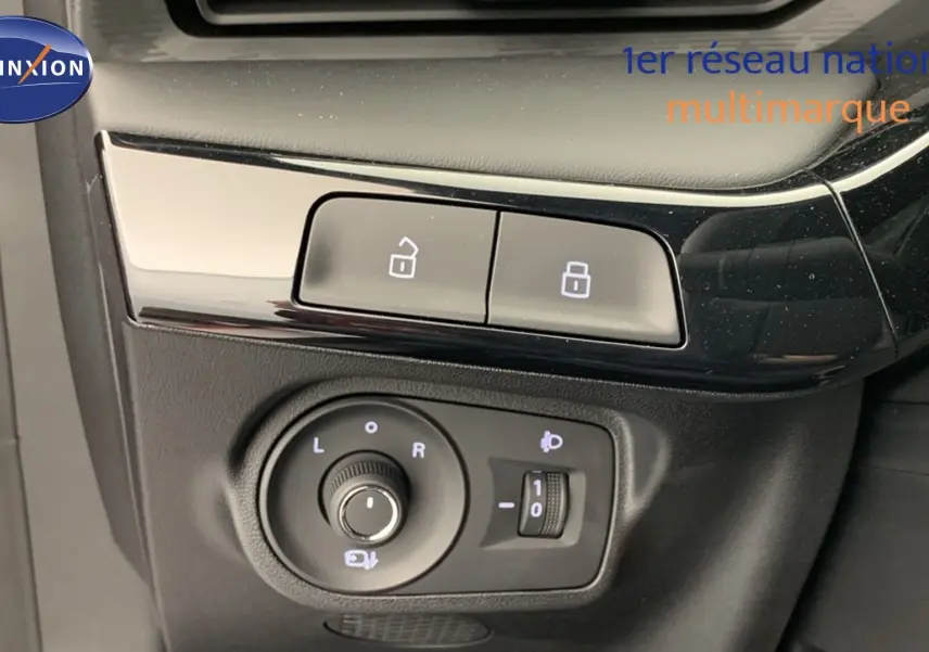 Détail des commandes de verrouillage et réglage des rétroviseurs côté conducteur sur MG3 Diamond Red 2026.