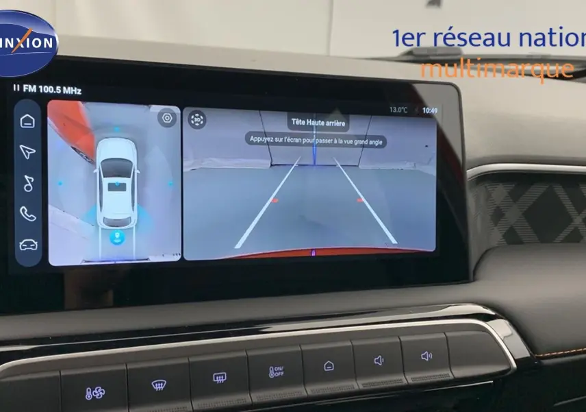 Écran tactile intérieur montrant la caméra 360° et la vue arrière du MG3 Diamond Red, tableau de bord noir avec surpiqûres orange.