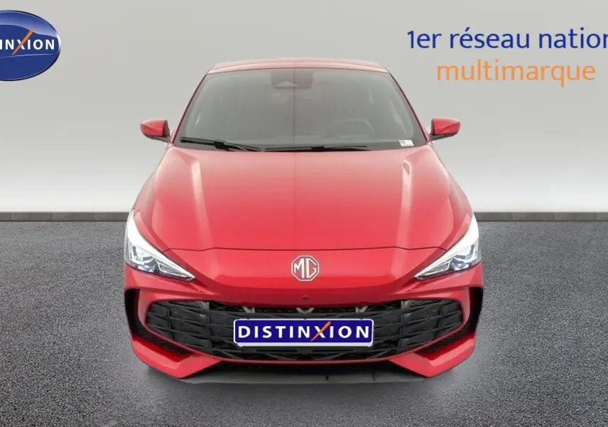 Vue avant d'une MG3 1.5 L Hybrid+ 195 ch Luxury en rouge Diamond Red avec calandre noire et phares LED allumés.