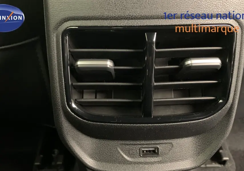 Gros plan sur la sortie d’air arrière noire avec port USB du MG3 1.5 L Hybrid+ Luxury 2026.