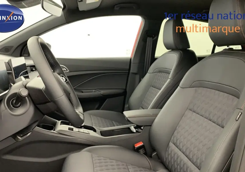 Vue intérieure côté gauche du poste de conduite du MG3 1.5 L Hybrid+ 195 ch Luxury en Diamond Red, sièges noir similicuir/tissu.