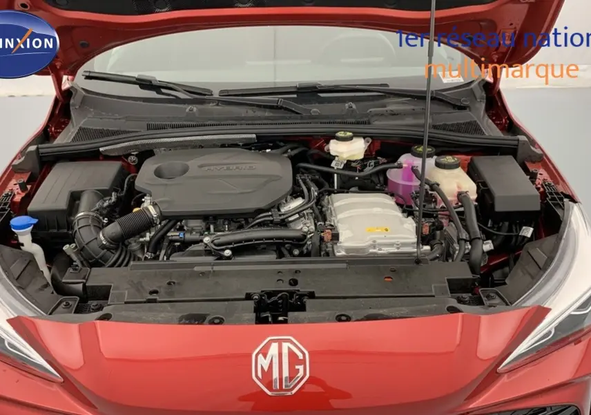 Moteur hybride visible sous le capot ouvert d'une MG3 1.5 L Hybrid+ Diamond Red vue de face.