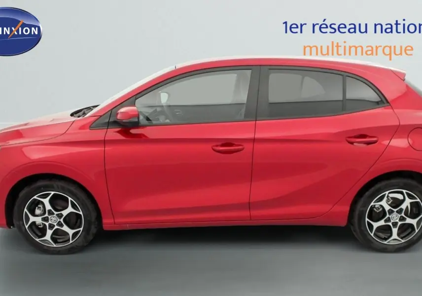 Vue de profil côté gauche d'une MG3 1.5 L Hybrid+ 195 ch Luxury rouge Diamond Red avec jantes alliage 16 pouces.