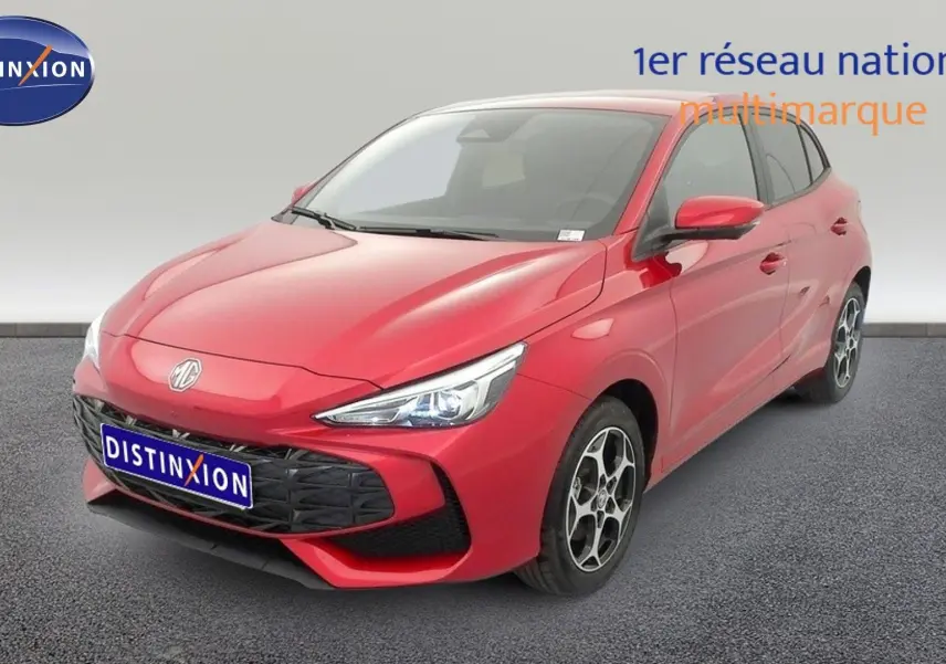 MG3 1.5 L Hybrid+ rouge Diamond Red en 3/4 avant droit, avec calandre noire et jantes alliage 16 pouces.