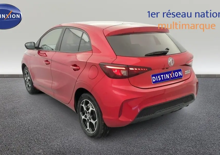 Vue 3/4 arrière droite d'une MG3 1.5 L Hybrid+ rouge Diamond avec jantes alliage et feux LED allumés.