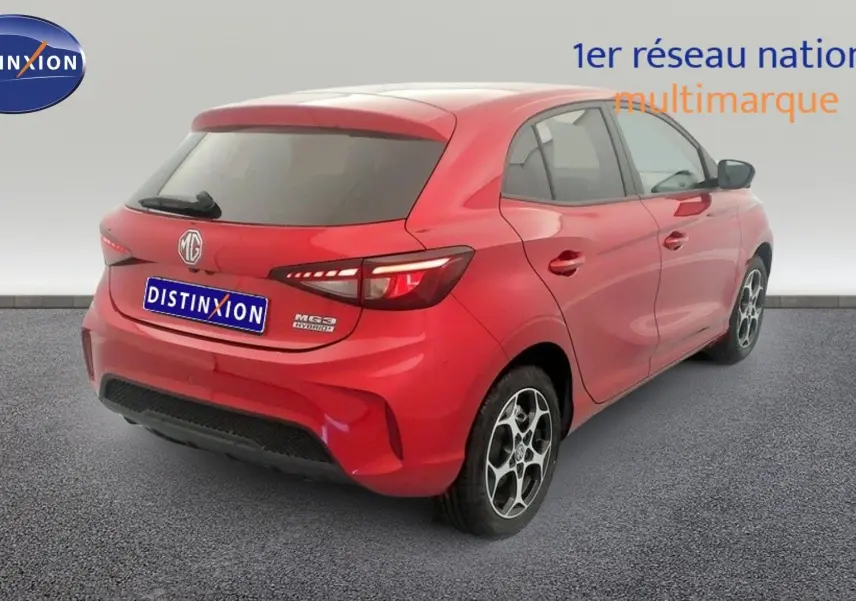Vue 3/4 arrière droite d'une MG3 Diamond Red hybride avec jantes alliage 16 pouces et vitres surteintées.