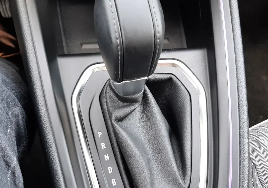 Gros plan sur le levier de vitesses automatique noir de la Renault Clio V E-Tech Full Hybrid 2025, entouré de chrome.