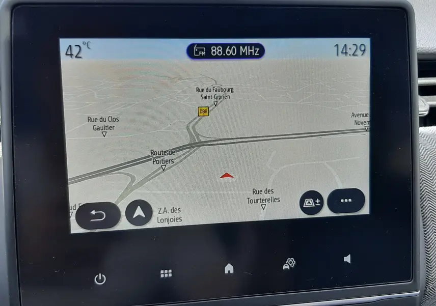 Écran tactile central de navigation de Renault Clio V affichant une carte avec température à 42°C et heure à 14h29.