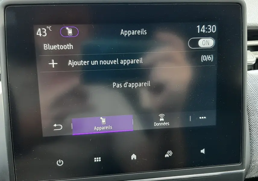 Écran tactile central de la Renault Clio V E-Tech, affichant le menu Bluetooth avec options de connexion d’appareils.