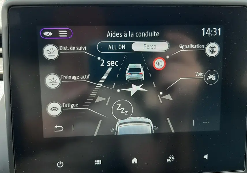 Écran tactile intérieur montrant les aides à la conduite de la Renault Clio V hybride, interface en français.
