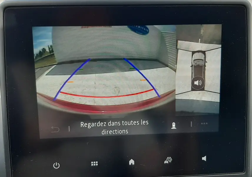 Vue écran caméra de recul et vue aérienne de la Renault Clio V rouge flamme, avec lignes de guidage visibles.