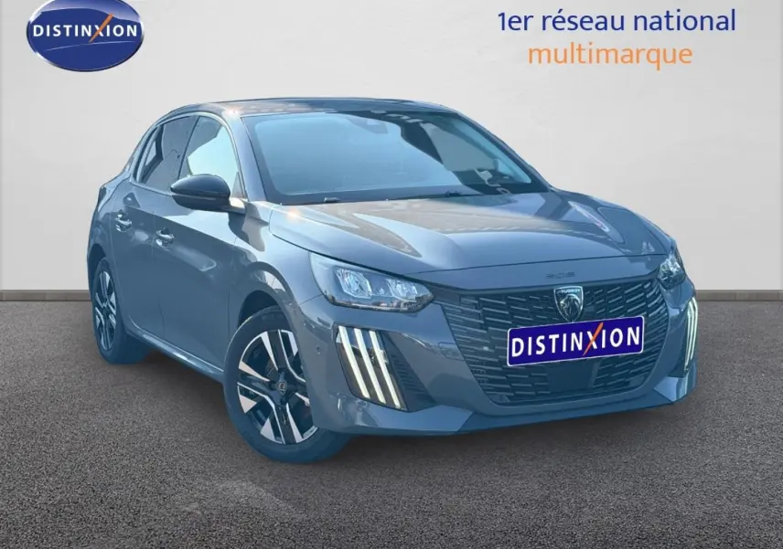 Peugeot 208 gris Artense vue 3/4 avant droit, avec calandre noire et feux LED verticaux distinctifs.