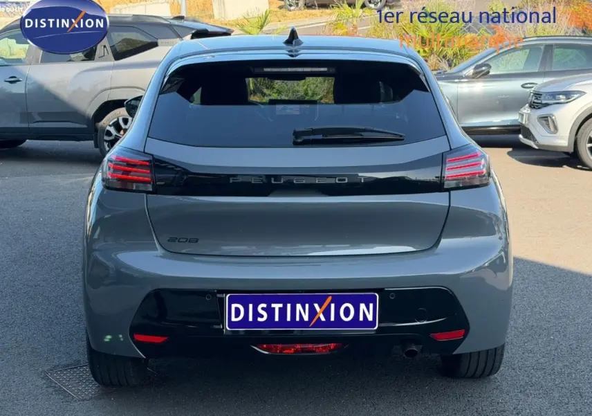 Vue arrière d'une Peugeot 208 1.2 100ch S&S Allure gris Artense, avec feux arrière LED et lunette teintée.