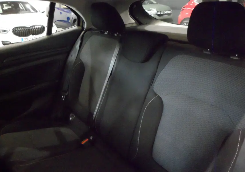 Vue intérieure des sièges arrière en tissu noir de la Renault Mégane IV TCe 100 CH LIFE, année 2016.