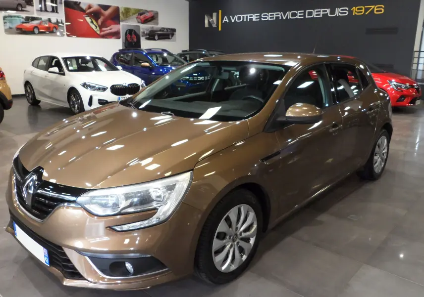 Renault Mégane IV TCe 100 Life brun capuccino vue 3/4 avant droit en intérieur showroom lumineux.