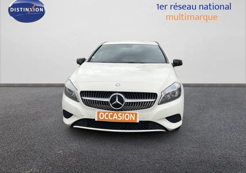 Vue de face d'une Mercedes Classe A 180 Sensation blanche de 2013 avec calandre étoilée et plaque "OCCASION" visible.