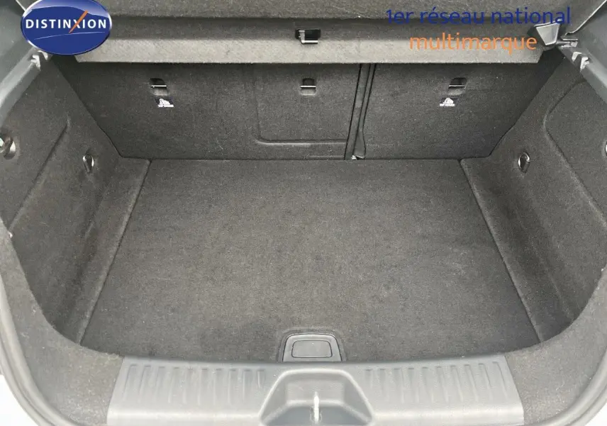 Coffre vide en vue plongeante d'une Mercedes Classe A 180 Sensation blanche de 2013.