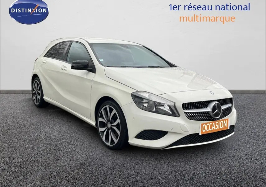 Mercedes Classe A 180 Sensation blanche vue en 3/4 avant droit avec jantes alliage distinctives et calandre étoile.