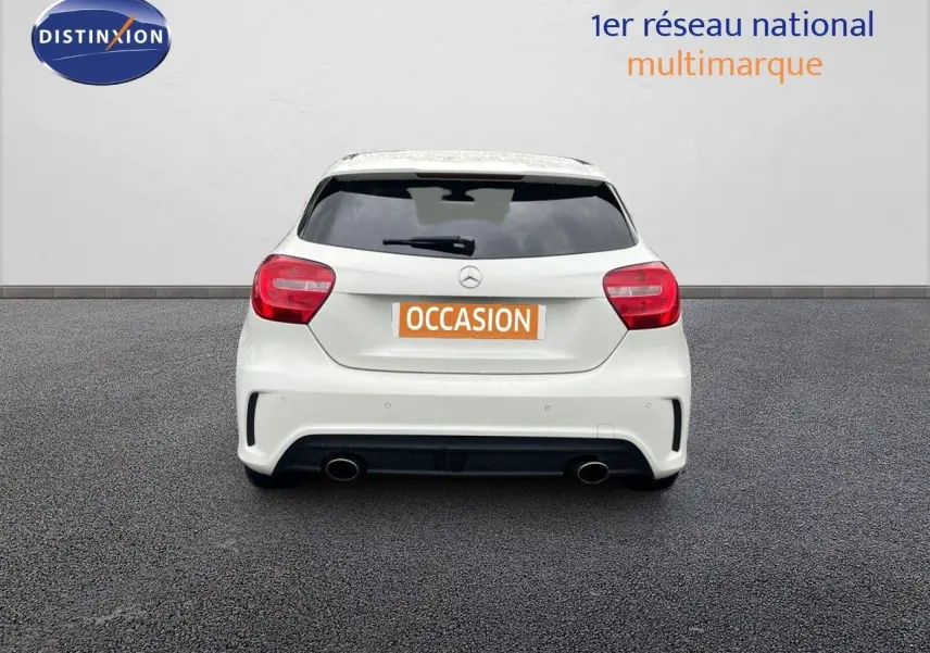 Vue arrière d'une Mercedes Classe A 180 Sensation blanche de 2013 avec double sortie d'échappement et vitre arrière teintée.