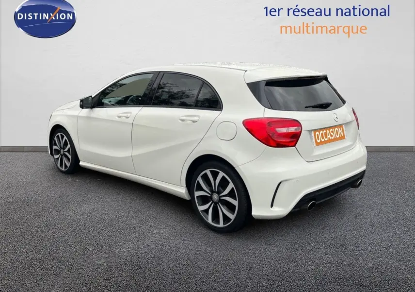 Mercedes Classe A 180 Sensation blanche vue 3/4 arrière droit, avec jantes alliage et feux arrière rouges.