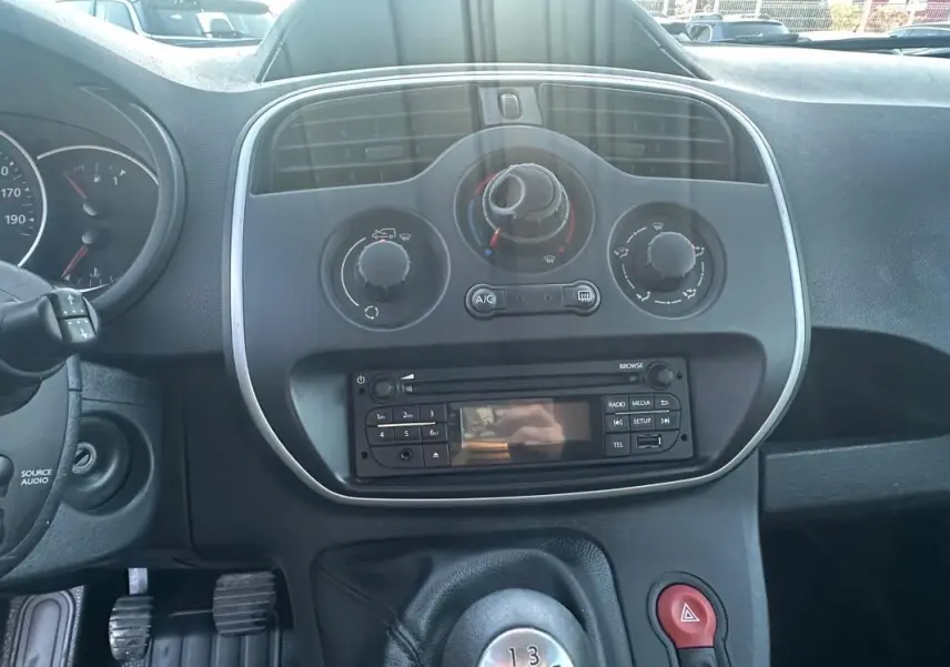 Tableau de bord intérieur du Renault Kangoo Express 2020 avec commandes de climatisation et radio intégrée.