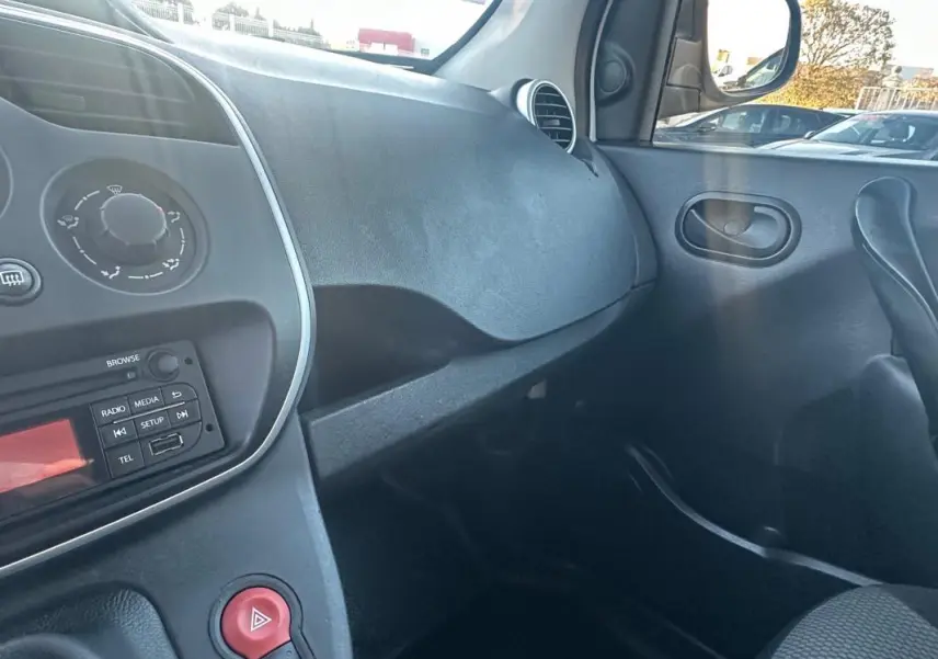 Intérieur avant droit du Renault Kangoo Express blanc 2020, tableau de bord et commandes de climatisation visibles.