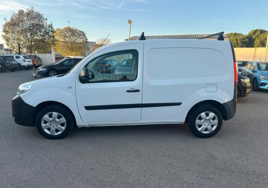 Renault Kangoo Express blanc vu de profil côté gauche, fourgonnette compacte avec porte latérale et jantes argentées.