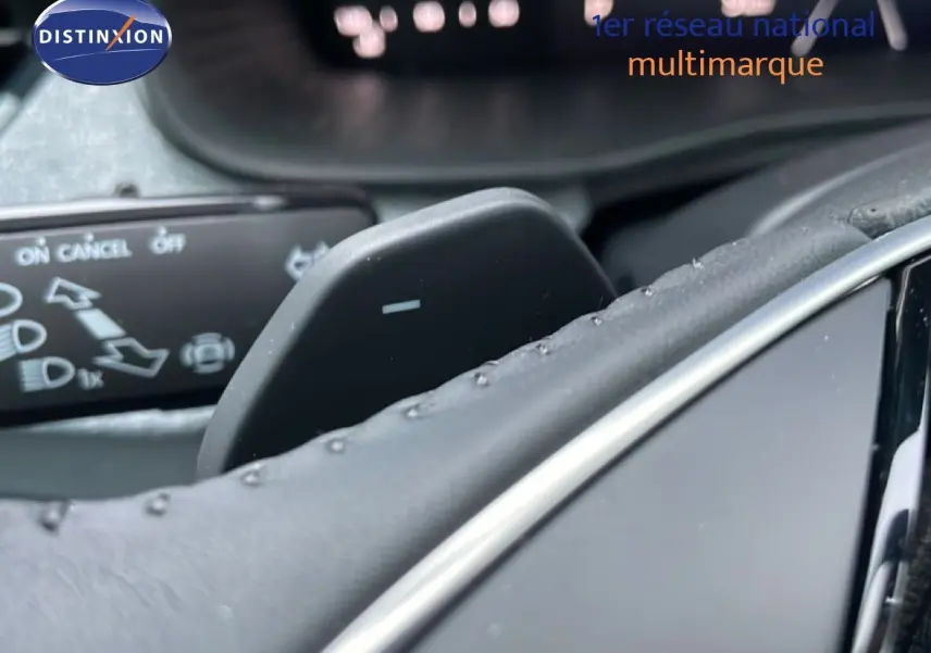 Gros plan sur la palette de changement de vitesse droite du volant en cuir perforé d’un Skoda Kamiq gris graphite.