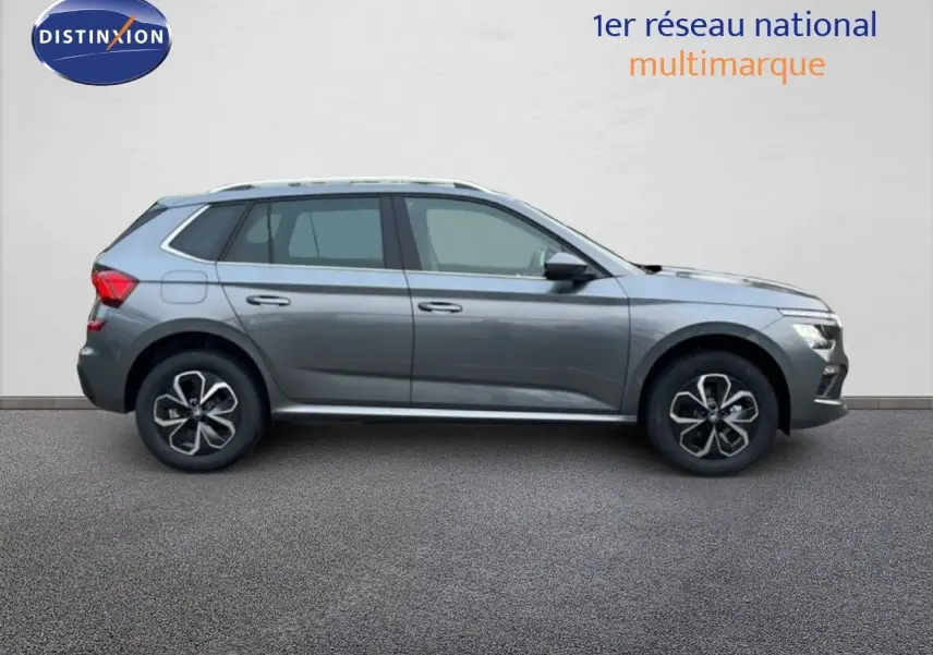 Vue de profil côté gauche d'un Skoda Kamiq gris graphite métal 2025 avec jantes alliage et toit ouvrant.