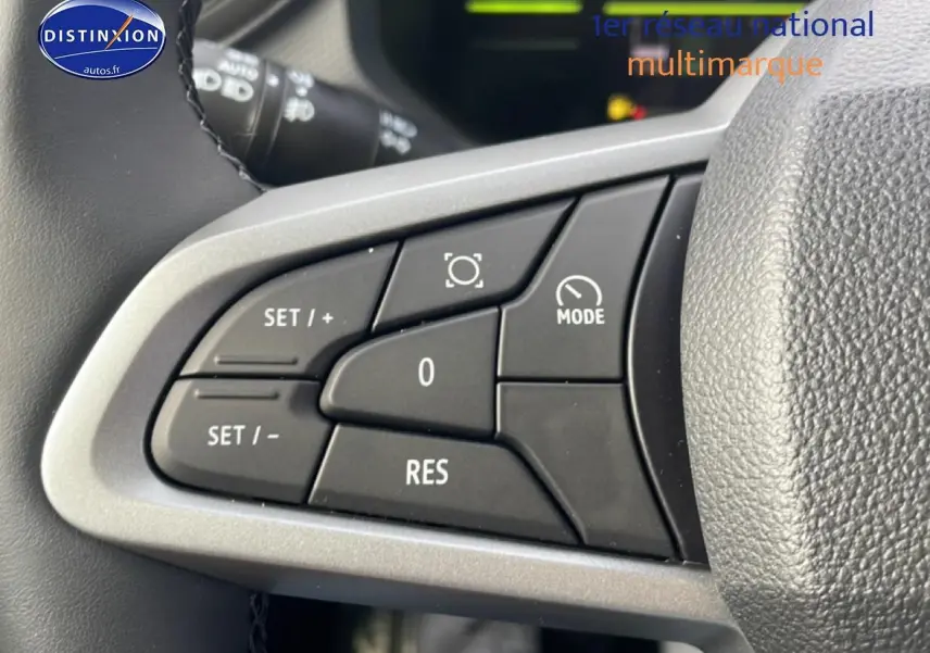 Gros plan sur les commandes multifonctions noires du volant du Dacia Duster 2026, finition Journey.