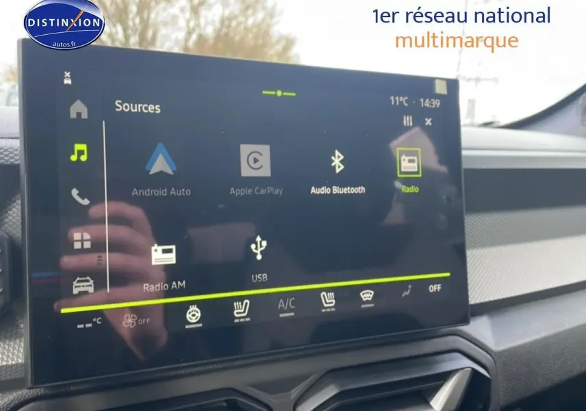 Vue intérieure sur l'écran tactile multimédia du Dacia Duster 1.2 mild hybrid 140 Journey, tableau de bord noir.