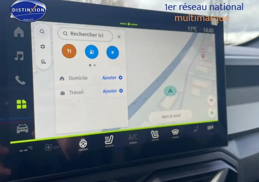Écran tactile central du Dacia Duster 2026 montrant le GPS, avec tableau de bord gris en arrière-plan.