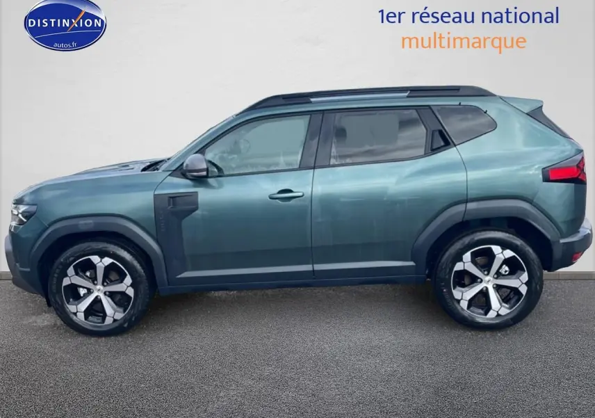 Profil droit du Dacia Duster 2026 vert cèdre avec jantes alu et barres de toit noires.