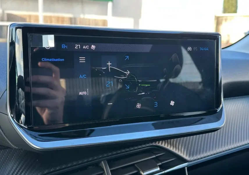 Écran tactile central du Peugeot 208 Hybrid 110 Allure 2025, affichant les réglages de climatisation.
