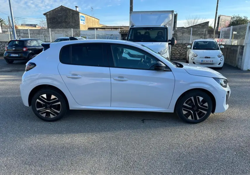 Peugeot 208 Hybrid blanc vue de profil côté gauche, avec jantes alliage noires et vitres teintées.